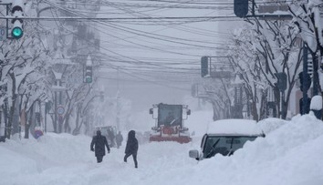 VIDEO: V Japonsku napadalo rekordné množstvo snehu. Autá zakryla biela perina a ľudia sa v nej brodili po pás