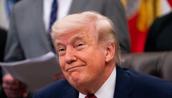 Trump zverejnil ďalšie AI video: Známeho moderátora v ňom hádže do smetného koša