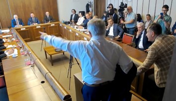 Rozruch na zahraničnom výbore. Radačovský si vyzliekol sako a vyzval poslanca, aby odišiel oknom