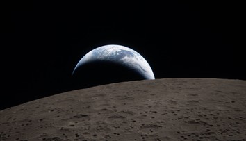 Prvá fotka z odvrátenej strany mesiaca. Astronauti zachytili dychberúci záber