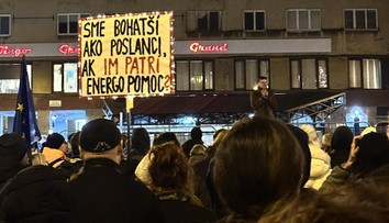 Zatiaľ, čo bolo v parlamente rušno, ľudia vyšli do ulíc. V centre Bratislavy sa konal pochod za právny štát