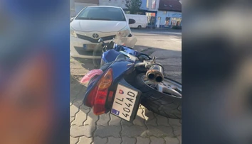 FOTO: Mladík bez vodičáku unikal polícii na motorke s falošnou ŠPZ. Divokú jazdu ukončila nehoda