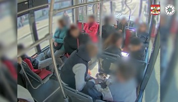 VIDEO: Dráma v električke. Muž napadol školáka a zobral mu mobil