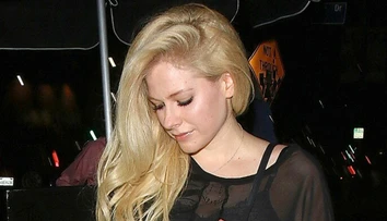 Konečne šťastná? Po boku Avril Lavigne sa ukázal neznámy muž