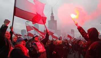 Tusk vyzval poľskú vládu, aby rešpektovala ústavu, Duda ponúka sprostredkovanie