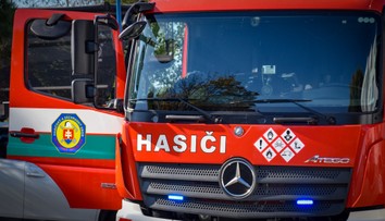 Požiar strechy bytového domu v okrese Medzilaborce. Žije v ňom desať rodín