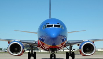 VIDEO: Husársky kúsok zamestnancov letiska. Zabudnutý mobil cestujúceho hodili pilotovi do kokpitu