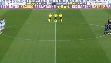 VIDEO: Klub si uctil minútou ticha bývalého hráča, aj keď stále žije. Ten na faux pas našiel aj pozitívum