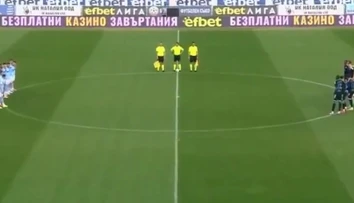 VIDEO: Klub si uctil minútou ticha bývalého hráča, aj keď stále žije. Ten na faux pas našiel aj pozitívum