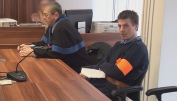 Opitý mladík prepadol dôchodcu priamo pred policajnou stanicou