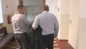 Sudcu bratislavského okresného súdu vyzliekli z talára