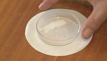 Matovičova manželka otvorila obálku s bielym práškom. Chemici už poznajú jeho pôvod