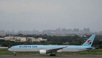 VIDEO: Dráma na palube lietadla s 239 cestujúcimi. Mladík chcel počas letu otvoriť núdzový východ