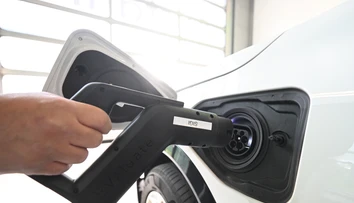 Pred pár rokmi boli raritou, dnes ich pribúda každým mesiacom. Pre koho je elektromobil lepšou voľbou?