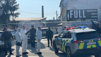 Z domu, kde našli brutálne dobodaného muža, odviedla polícia staršieho muža so sáčkami na rukách