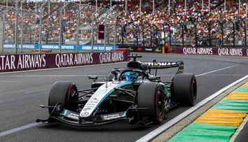 Veľkú cenu Austrálie si podmanil Mercedes, šampiónovi nové pravidlá sedia. Piastri havaroval po ceste na štart