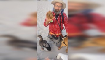 Čistil pláž od nebezpečného odpadu a našiel poklad. Môže mať hodnotu tisícov eur