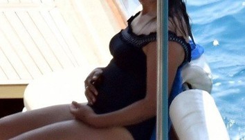 Tretie dieťa na ceste? Slávny pár týmto záberom vyvolal špekulácie