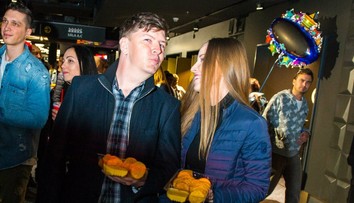 Andrej Bičan prvýkrát oficiálne na verejnosti s priateľkou. Nechýbali bozky