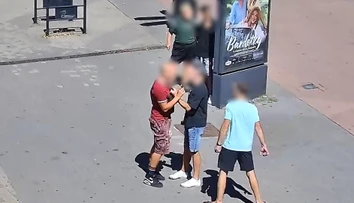 VIDEO: Najskôr hádka, potom úder a kopanec do hlavy. Bitka počas bieleho dňa v centre Bratislavy