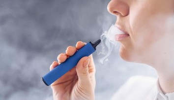 Vapovala kvôli úzkosti. Teraz má 17-ročné dievča „popcornové pľúca“ a trvalé zdravotné následky