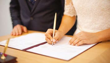 Veľká zmena v priezviskách. Muži budú môcť popri svojom priezvisku mať aj to manželkino