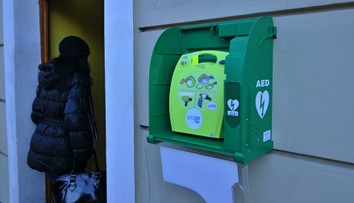 Čas pre mestá a obce na zaobstaranie defibrilátorov sa kráti. Hovoria, že sú stále bez pokynov aj bez peňazí