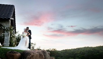 Po 6 rokoch svadba snov: Speváčka sa vydala v naozaj odvážnych šatách!