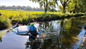 FOTO: Bizarná nehoda na západe Slovenska. Auto skončilo v kanáli, po vodičovi niet ani stopy