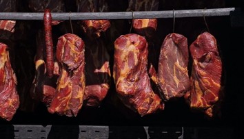 Čas údenia je tu. Skúsený mäsiar prezradil svoje tipy a triky na chutné klobásy