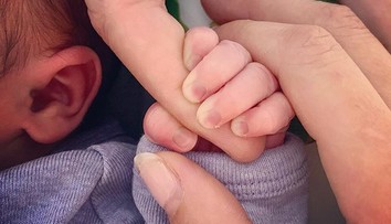 Ďalšie prominentné dieťa je na svete. Rodičia zverejnili prvý záber