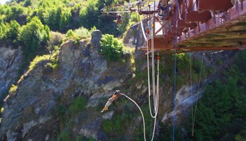 Zomrel pred očami svojej rodiny. Mladý bungee jumper pri zoskoku dostal infarkt