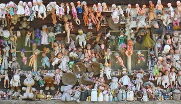 Niektorí si klopú na čelo, iných priťahuje. Navštívili sme dom obesených bábik