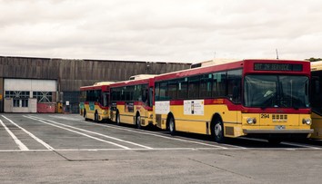 VIDEO: Desivé zábery naháňajú husiu kožu. Autobus vliekol školáka zaseknutého vo dverách stovky metrov