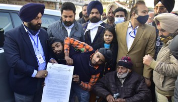 Robia prácu za dvoch ľudí, ale dostávajú iba jeden plat. Siamské dvojčatá veria, že sa to zmení