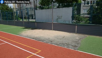 Kuriózna krádež v Košiciach: Z ihriska niekto ukradol kus trávnika