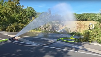 VIDEO: Tragická nehoda v Nemecku. V horiacom elektromobile zahynuli traja ľudia vrátane dvoch detí