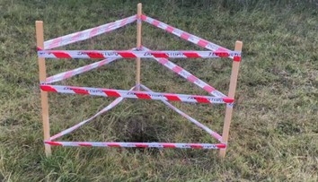 Nebezpečné prekvapenie pri prechádzke v okolí Handlovej. V zemi sa objavujú hlboké jamy