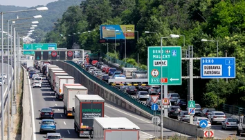 Doprava v Bratislave kolabuje: Dve nehody a pokazené auto uzatvorili Sitinu