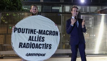 Aktivisti vzali z múzea sochu francúzskeho prezidenta. Využili ju pri proteste, potom ju vrátlili