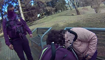 Nedalo sa nepočuť plač dieťaťa (1) v kočíku. Na lavičke v parku vo Zvolene sedela jeho na mol opitá matka