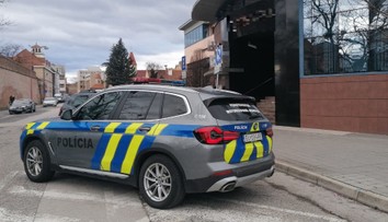 Dráma v Čachticiach. Muž strieľal na dvore po rodine, polícia ho obvinila