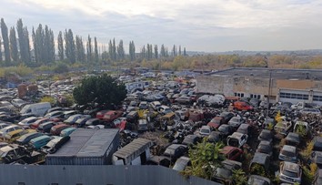 Masívny zásah enviropolície: V Košiciach odhalili vrakovisko s tisíckami áut. Rozprávali sme sa s jeho majiteľom