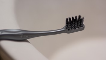 Vaša zubná kefka skrýva „odporný koktail“ miliónov baktérií, plesní aj vykálov. Ako ju udržať čistú?
