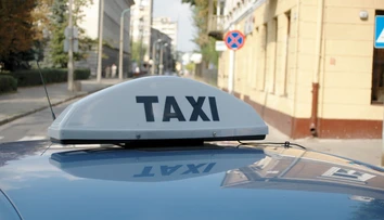 „Počas jazdy ma vodič napadol, zamkol dvere a vzal mi mobil.“ Žena zažila v taxíku chvíle hrôzy