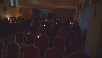 S lampášikmi v rukách si svietia cestou do kostola. V obci pri Nových Zámkoch prežíva stáročná tradícia