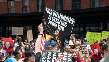 Protesty proti Elonovi Muskovi: Tesla sa ocitá v strede globálnej vlny nespokojnosti