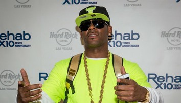 Rodičia žiadajú políciu o pomoc. Spevák R. Kelly má zadržiavať ich dcéry