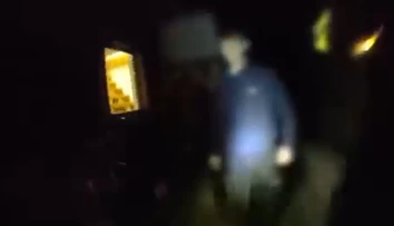 VIDEO: Mladík vystrájal na chate so sekerou v ruke, kamaráti v panike vyskakovali z balkóna