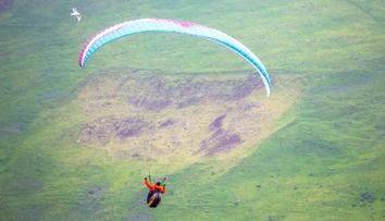 VIDEO: Myslela si, že zomrie. Paraglajdistkin padák vo vzduchu roztrhalo lietadlo